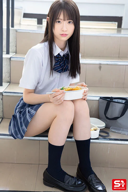 白上咲花 制服姿のプロフィール画像