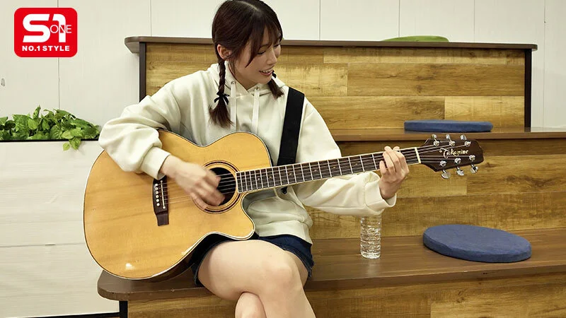 未歩なな　アコースティックギターを弾くシーン
