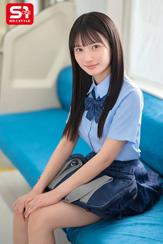 榊原萌 制服衣装を着たプロフィール画像