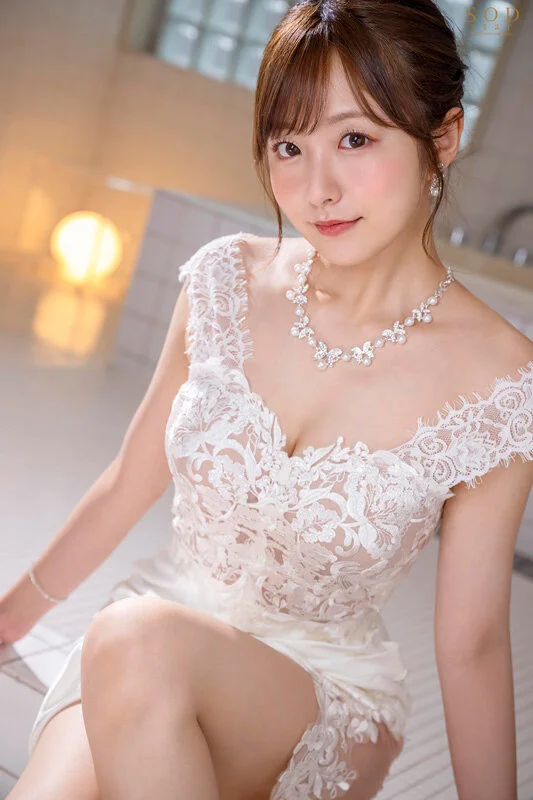 青空ひかりの顔立ちとスレンダーな体型がわかる公式プロフィール写真