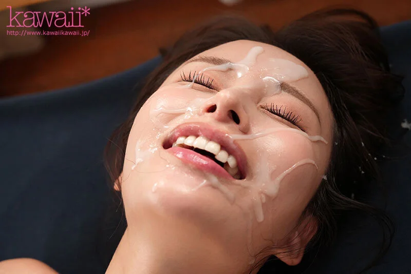 「精子大好き！伊藤舞雪 ぶっかけ解禁 窒息するほど顔面を覆い尽くす超ドロドロ白濁濃粘着ザーメンシャワー」顔のアップシーン