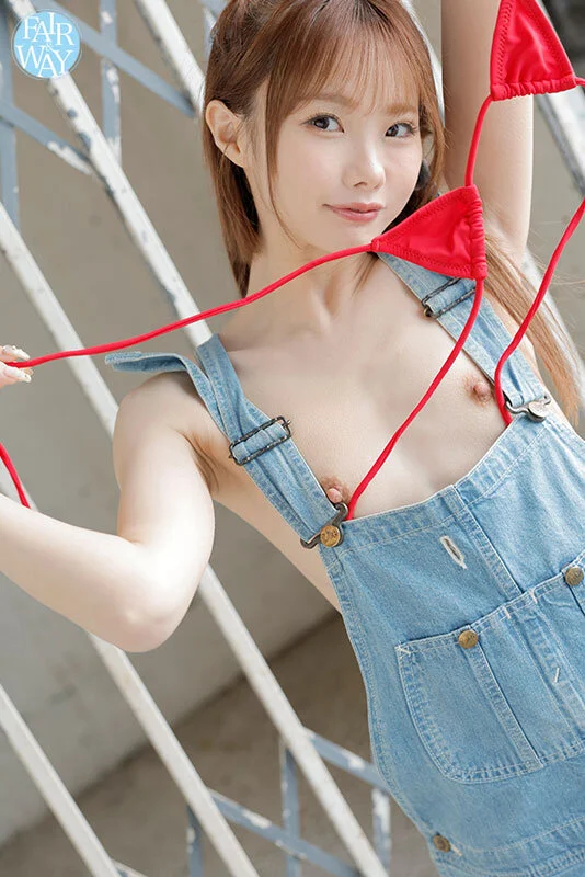 松本いちか 清楚な白の衣装で微笑むキュートなプロフィールショット