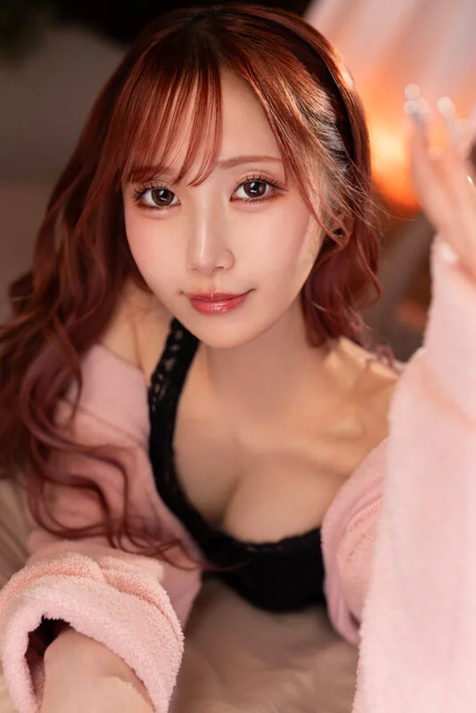 斎藤あみり プロフィール写真｜寄り添い微笑む清楚な表情