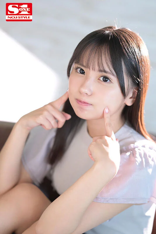 渚あいりのプロフィール画像。大きな瞳が特徴的な制服姿のド直球美少女。
